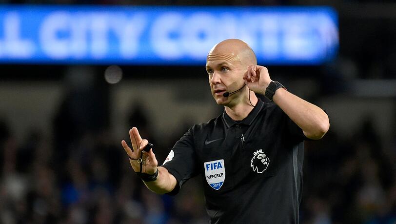 Schiedsrichter Anthony Taylor gestikuliert.