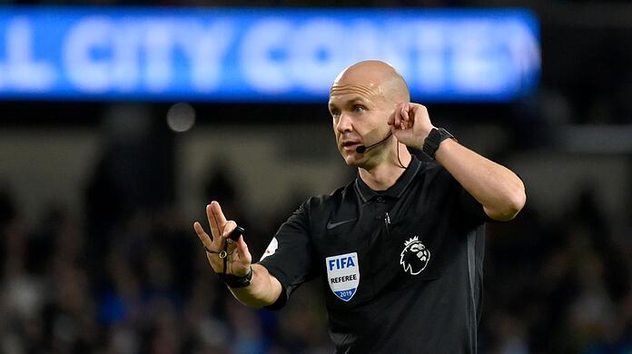 Schiedsrichter Anthony Taylor gestikuliert.