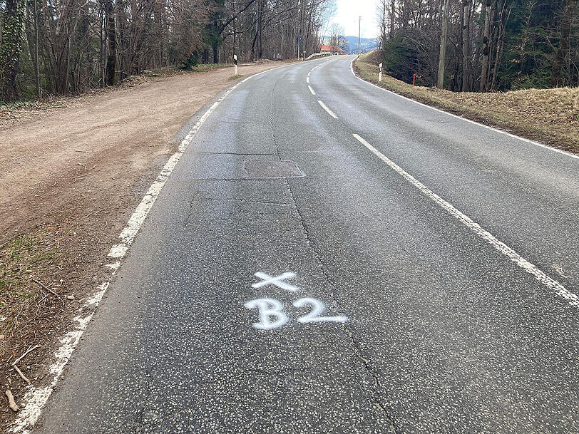 Die Fahrbahn der Staatsstra&szlig;e wird bald erneuert. Der Freistaat Bayern investiert laut Bauamt Rosenheim f&uuml;r die Ma&szlig;nahme rund 1,8 Millionen Euro.