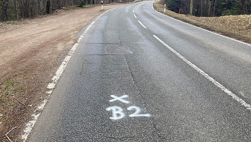 Die Fahrbahn der Staatsstra&szlig;e wird bald erneuert. Der Freistaat Bayern investiert laut Bauamt Rosenheim f&uuml;r die Ma&szlig;nahme rund 1,8 Millionen Euro.