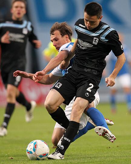 Antonio Rukavina (r) setzt sich gegen den Rostocker Tobias Jänicke durch.