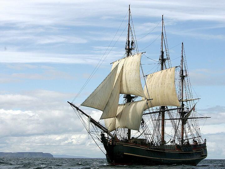 Bilder des legendären Dreimasters "Bounty": Das Filmschiff ist in Seenot geraten