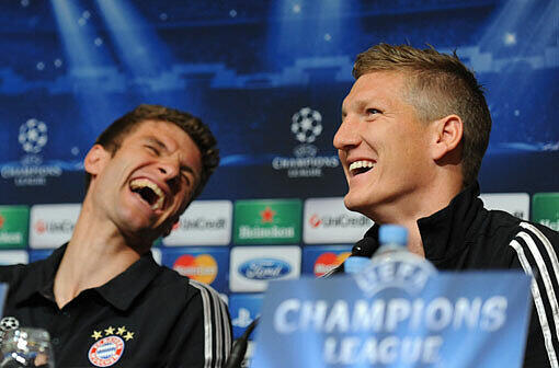 Gut gelaunt bei der Pressekonferenz vor dem Spiel des FC Bayern München in Barcelona: Thomas Müller (l.) und Bastian Schweinsteiger.