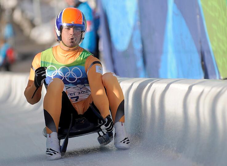 3 indische Athleten sind bei den Olympischen Winterspielen in Sotschi dabei &ndash; nur dürfen sie nicht unter der Flagge Indiens auftreten. Das indische NOK ist vom IOC suspendiert worden. Einer der indischen Olympioniken ist Shiva K. P. Keshavan, der bereits zum fünften Mal an Olympischen Winterspielen teilnimmt!