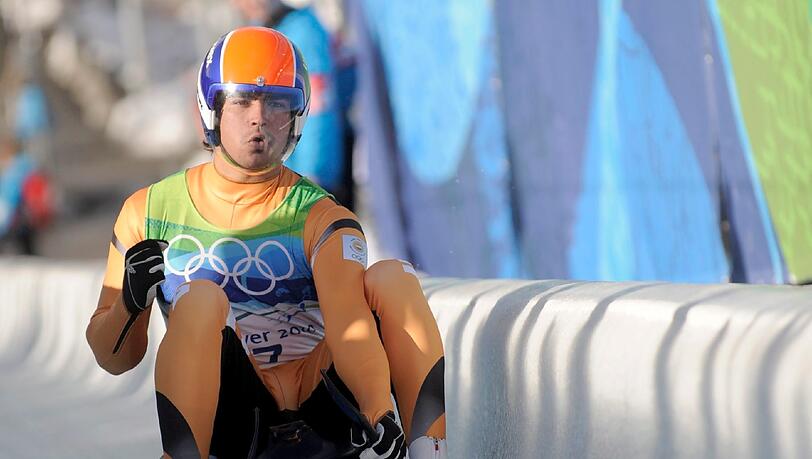 3 indische Athleten sind bei den Olympischen Winterspielen in Sotschi dabei – nur dürfen sie nicht unter der Flagge Indiens auftreten. Das indische NOK ist vom IOC suspendiert worden. Einer der indischen Olympioniken ist Shiva K. P. Keshavan, der bereits zum fünften Mal an Olympischen Winterspielen teilnimmt! 3 indische Athleten sind bei den Olympischen Winterspielen in Sotschi dabei – nur dürfen sie nicht unter der Flagge Indiens auftreten. Das indische NOK ist vom IOC suspendiert worden. Einer der indischen Olympioniken ist Shiva K. P. Keshavan, der bereits zum fünften Mal an Olympischen Winterspielen teilnimmt!