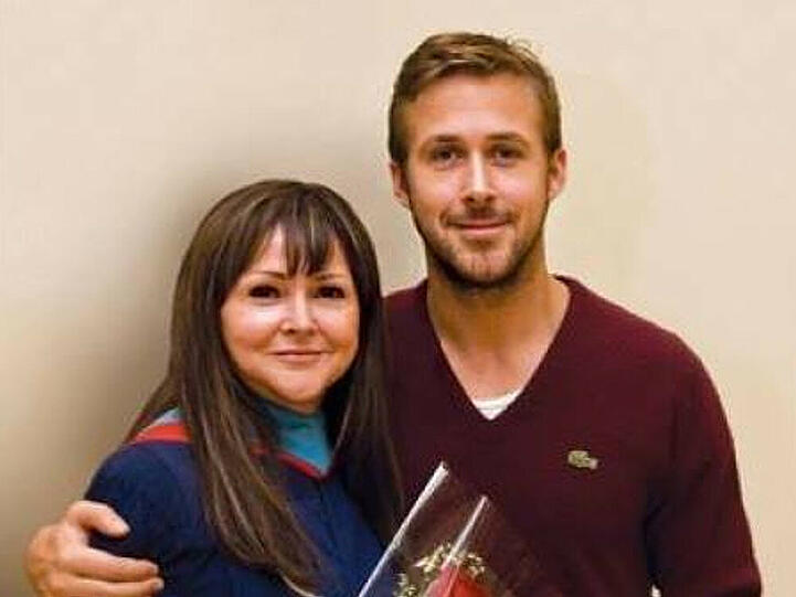 Stolz hält Ryan Gosling seine Mutter im Arm