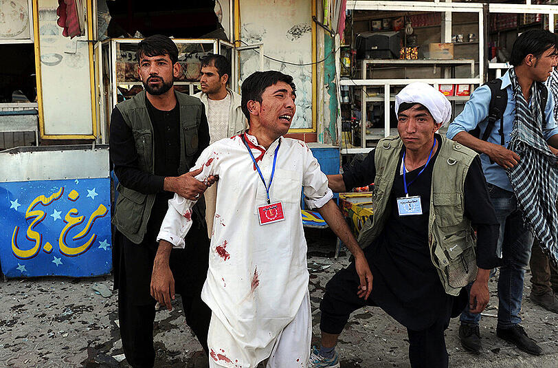 Schreckliche Bilder aus Kabul: Bei einer Demonstration kommt es zu mehreren Explosionen. 61 Menschen werden getötet, 207 sind schwer verletzt. Foto: HEDAYATULLAH AMID