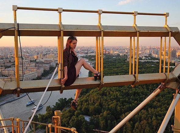 Umso höher, umso besser: Die russische Rooferin Angela Nikolau ist im Selfie-Wahn. Sehen Sie selbst...