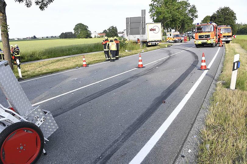 Für Unfallaufnahme und Bergungsarbeiten musste die B12 für mehrere Stunden zwischen Hohenlinden und Forstinning gesperrt werden.