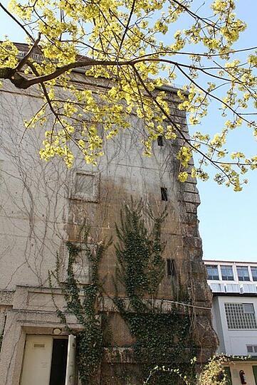 Der Hochbunker in der Hotterstraße: Die Lage ist zentral und dennoch ruhig. Bis es drinnen aber wohnlich aussieht, muss sicher einiges investiert werden.