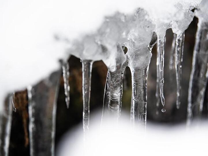 Schnee und Eiszapfen. Foto: Lino Mirgeler