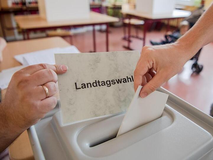 Ein Wähler wirft im brandenburgischen Falkensee seinen Stimmzettel in die Wahlurne.