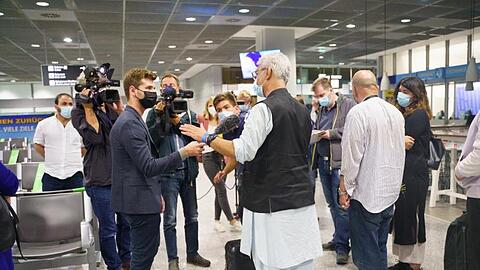 In Sicherheit gebrachte Menschen aus Afghanistan kommen auf dem Frankfurter Flughafen an.