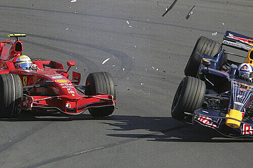 Wie ein wilder Stier: Ferrari-Pilot Massa (li.) nahm Coulthard auf die Hörner.