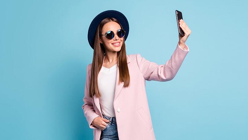 Die folgenden Tipps helfen dabei, ein gutes Selfie zu knipsen. Die folgenden Tipps helfen dabei, ein gutes Selfie zu knipsen.