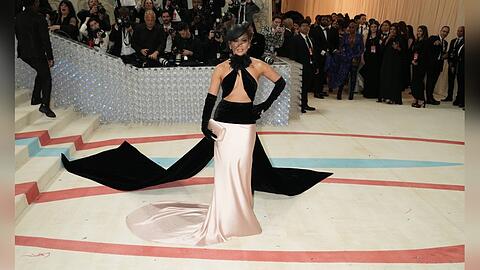 Jennifer Lopez auf der Met Gala 2023, die im Zeichen des verstorbenen Modeschöpfers Karl Lagerfeld stand.