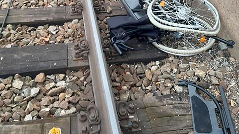 Der Rollstuhl, der in die Gleise fiel und vom Zug zerquetscht wurde, ist nun völlig zerstört.