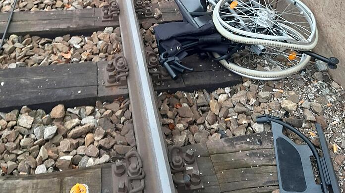 Der Rollstuhl, der in die Gleise fiel und vom Zug zerquetscht wurde, ist nun völlig zerstört.
