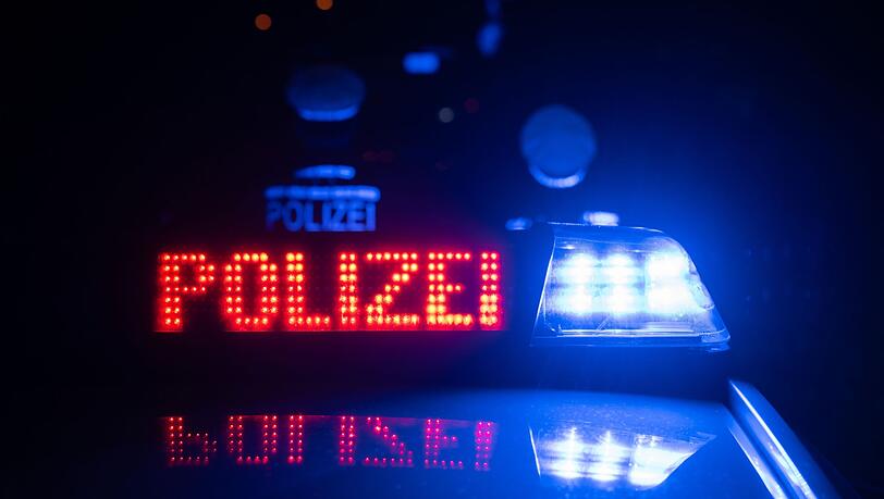 Eine 29-jährige Frau ist betrunken und ohne Führerschein vor der Polizei geflüchtet. (Symbolbild)