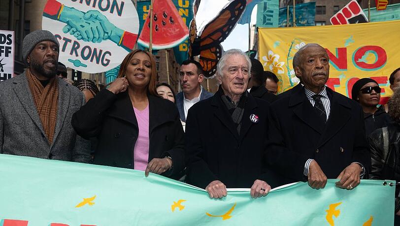 Robert De Niro inmitten von B&uuml;rgerrechtler B&uuml;rgerrechtler Reverend Al Sharpton und Staatsanw&auml;ltin Letitia James bei der "No Kings"-Demo gegen Donald Trump in New York City.