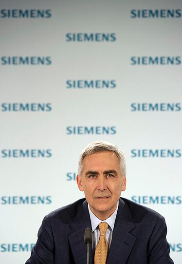 Der Vorstandsvorsitzende der Siemens AG, Peter Loescher, gibt am Dienstag (24.01.12) in der Olympiahalle in Muenchen vor Beginn der Hauptversammlung des Technologiekonzerns eine Pressekonferenz.