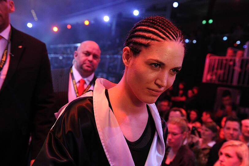 Sie gaben alles, schlugen sich mit K.O.-Hieben aus dem Ring - Die Bilder vom großen Sat.1-Promiboxen am Freitagabend.