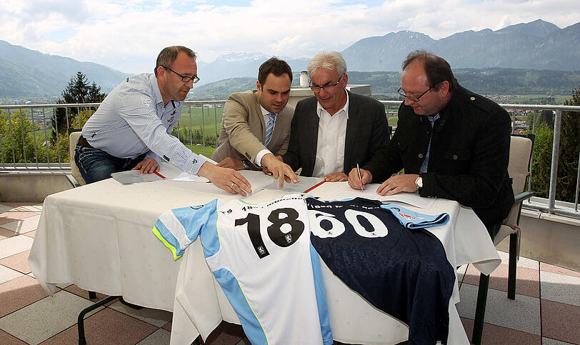 Vertragsunterschrift: (v.l.) Andreas Lampert, Geschäftsführender Gesellschafter der XXL Sports GmbH, 1860-Geschäftsführer Robert Schäfer, Peter Mayer, Eigentümer des Panorama Royals, und Johann Mauracher, Obmann des Tourismusverbands Ferienland Kufstein