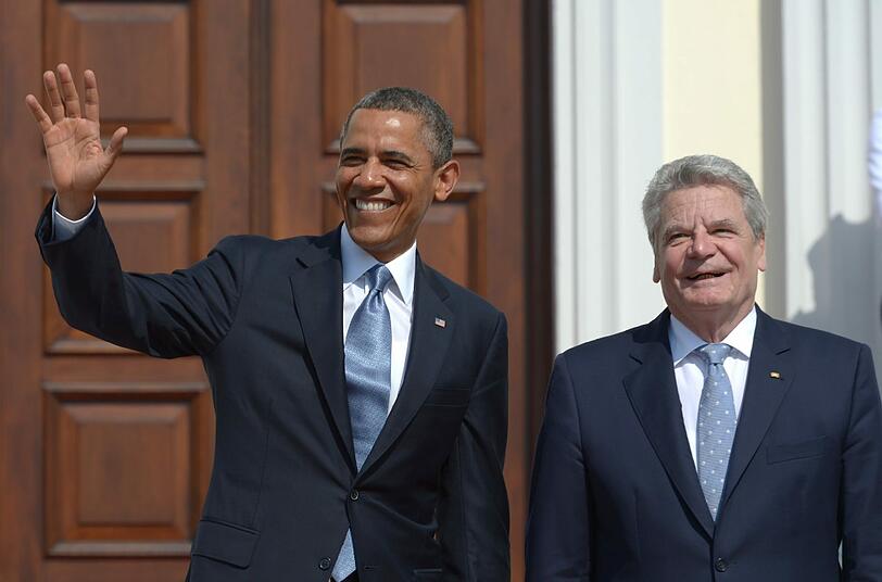 US-Präsident Obama ist im Park von Schloss Bellevue mit Bundespräsident Gauck zusammengetroffen.