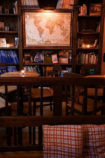 Das Bücherregal ist voller Reiseführer  - ferne Länder entdecken ist die Leidenschaft des Wirts.