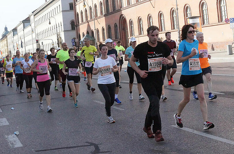 Rund 20.000 Teilnehmer waren am Sonntag beim München Marathon auf den Beinen. Die Bilder vom Marathon und Staffel-Lauf.