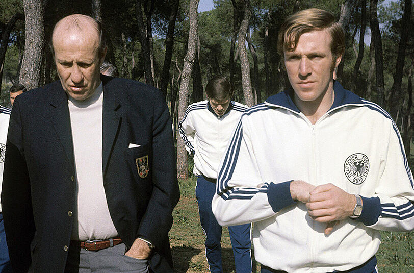 10. Februar 1970: Bundestrainer Helmut Schön bei einem Spaziergang mit Nationalspieler Günter Netzer in Sevilla.