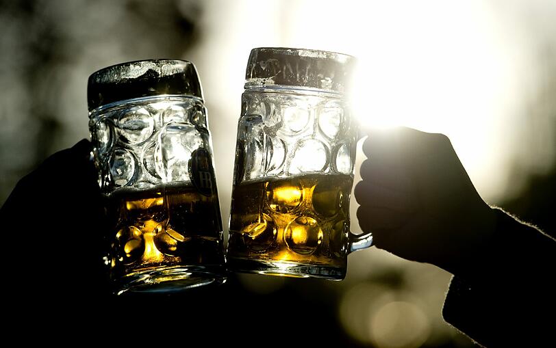 Zwei Frauen stoßen am 02.11.2014 in einem Biergarten in München (Bayern) mit zwei Bierkrügen an. Das Statistische Bundesamt veröffentlicht am 28.10.2016 Zahlen zum Bierabsatz im dritten Quartal.