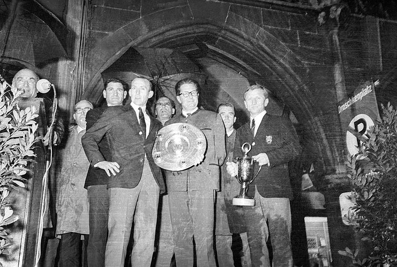 Meister-Empfang 1966 am Rathaus: Zeljko Perusic (r.) und Peter Grosser (l.) mit Meisterschale und Oberbürgermeister.