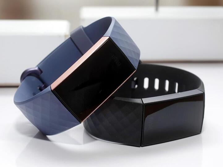 Fitbit Charge 3 Fitness-Tracker wird in New York ausgestellt.