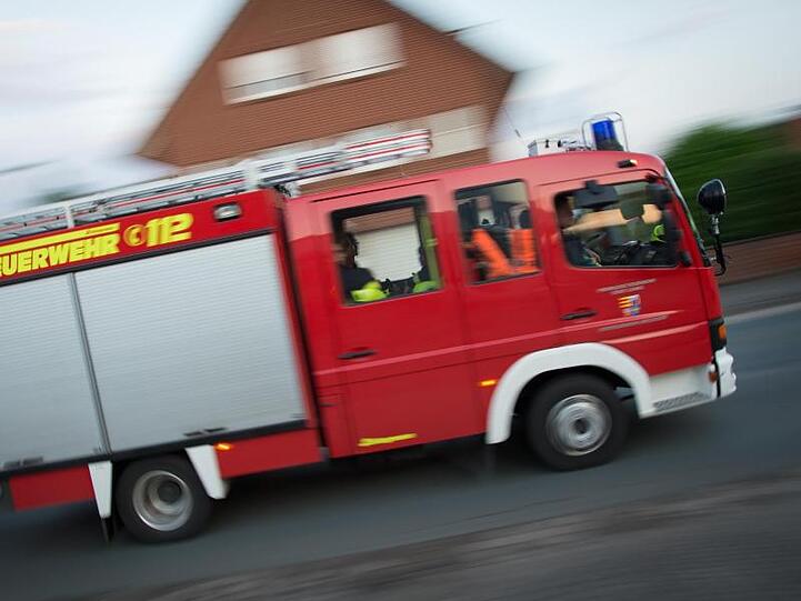 Ein Feuerwehrwagen fährt über eine Straße. Foto: Friso Gentsch/Archiv