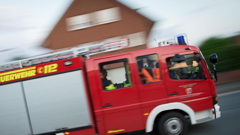 Ein Feuerwehrwagen fährt über eine Straße. Foto: Friso Gentsch/Archiv Ein Feuerwehrwagen fährt über eine Straße. Foto: Friso Gentsch/Archiv