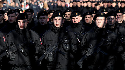 "Spezialeinsatzkräfte" der Polizei am 9. Januar während der Parade zum 30. Jahrestag der Republika Srpska seit ihrer Ausrufung am Vorabend des Bosnienkrieges.