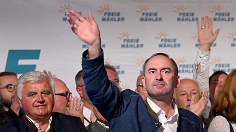 Hubert Aiwanger, Bundesvorsitzender der Freien Wähler, vor seiner Rede beim Politischen Frühschoppen Gillamoos.