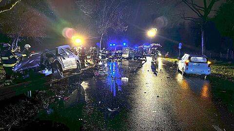 Drei Verletzte bei einem schweren Autounfall in Fröttmaning.
