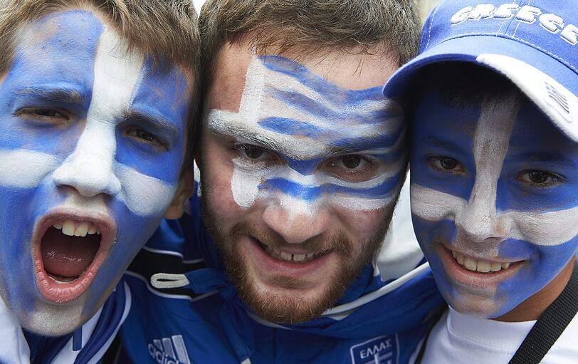 Hier kommen die Fans: Deutsche und griechische Anhänger feiern in Danzig.