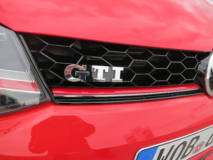 Dem neuen VW Polo GTI sieht man natürlich wieder außen wie innen seine jetzt 192 PS an.