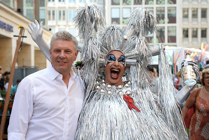 Rund 10 000 Teilnehmer sind am Samstag bei der Politparade des Christopher Street Days (CSD) friedlich und feiernd durch die Münchner Innenstadt gezogen.