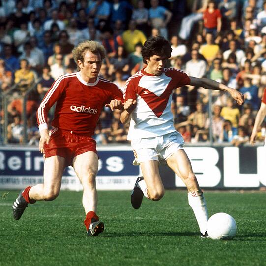 Der junge Werner Beinhart: Lorant (r.) 1976 im Essen-Trikot gegen Bayerns Uli Hoeneß.
