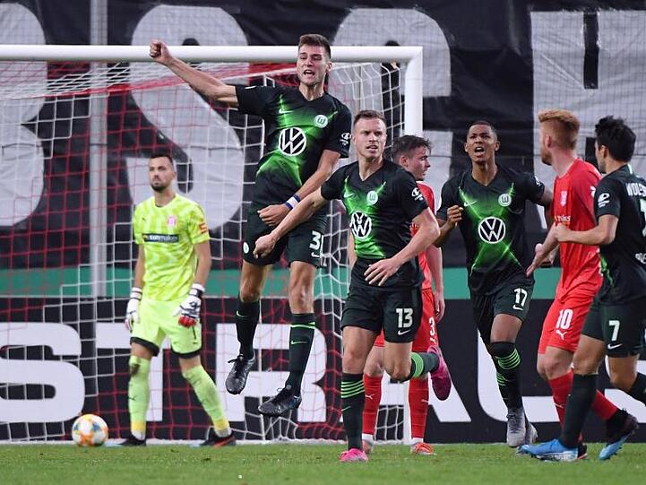 Halle-Keeper Kai Eisele (l-r) ist geschlagen, Wolfsburgs Robin Knoche feiert sein Tor zum 4:3.