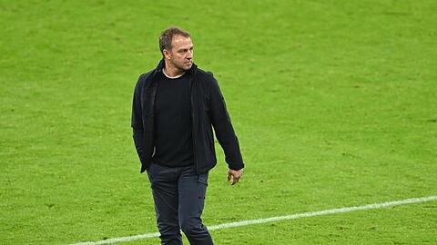 Bayerns Trainer Hansi Flick steht auf dem Spielfeld.