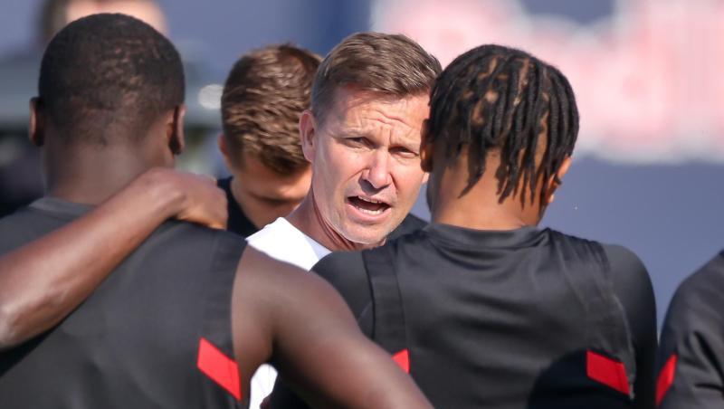 Trainer Jesse Marsch (M) und seine Leipziger stehen schon nach fünf Spieltagen unter Druck.