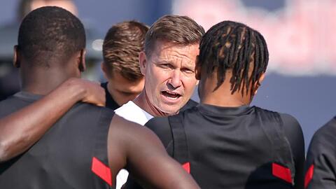 Trainer Jesse Marsch (M) und seine Leipziger stehen schon nach fünf Spieltagen unter Druck.