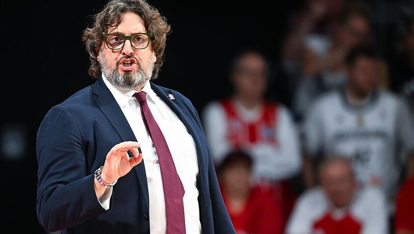Trainer Andrea Trinchieri von München verfolgt das Spiel.