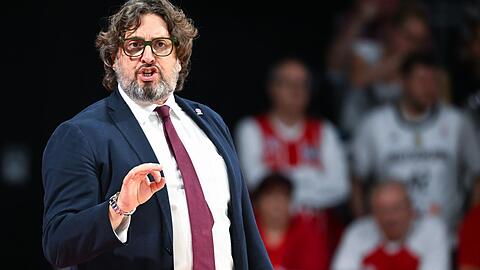 Trainer Andrea Trinchieri von München verfolgt das Spiel.