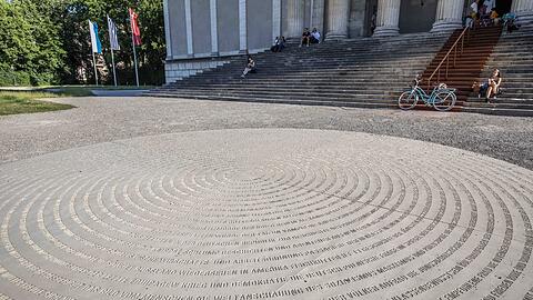 Seit 2021 erinnert ein Mahnmal an die Bücherverbrennung am Königsplatz. 1933 haben die Nazis Werke vieler Autoren verbrannt. Unter anderem solche von Erich Kästner.